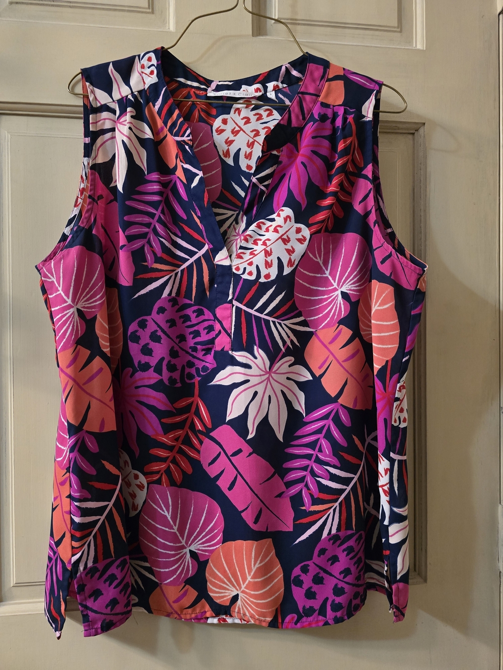 Violet & Claire Navy Floral Tropical V-Neck Sleeveless Top #849
